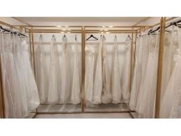 Стійка для весільних і вечірніх суконь 1500×400×2200 мм золота з полицею Стійка для весільних і вечірніх суконь 1500×400×2200 мм золота з полицею